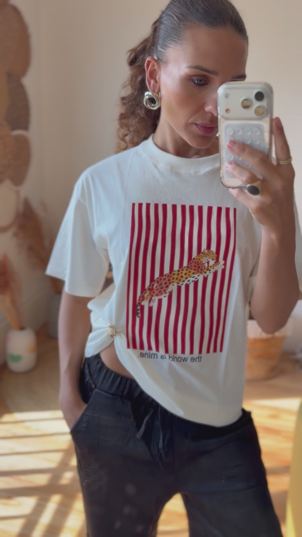 T-SHIRT OVERSIZED COM BROCHE